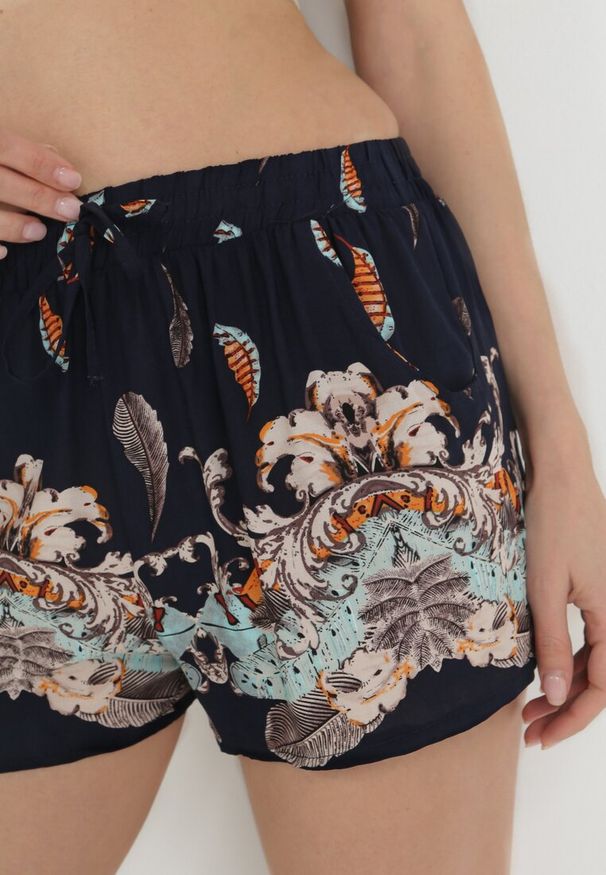 Born2be - Granatowe Bawełniane Szorty z Gumką w Pasie i Wsuwanymi Kieszeniami Rogonia. Okazja: na co dzień. Kolor: niebieski. Materiał: bawełna. Styl: elegancki, klasyczny, casual