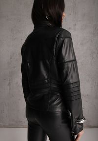 Renee - Czarna Kurtka Ramoneska z Geometrycznymi Przeszyciami Besilda. Okazja: na co dzień. Kolor: czarny. Materiał: poliester, jeans. Wzór: geometria. Styl: casual, klasyczny #4