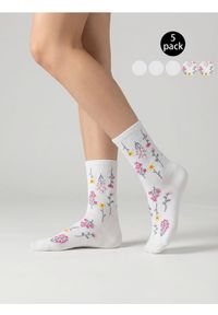 Sinsay - Zestaw białych skarpetek z kwiatowym motywem i gładkich 5 pack - wielobarwny. Kolor: biały. Wzór: gładki, kwiaty #1