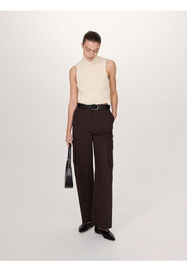 Reserved - Szerokie spodnie z paskiem - ciemnobrązowy. Kolor: brązowy. Materiał: bawełna