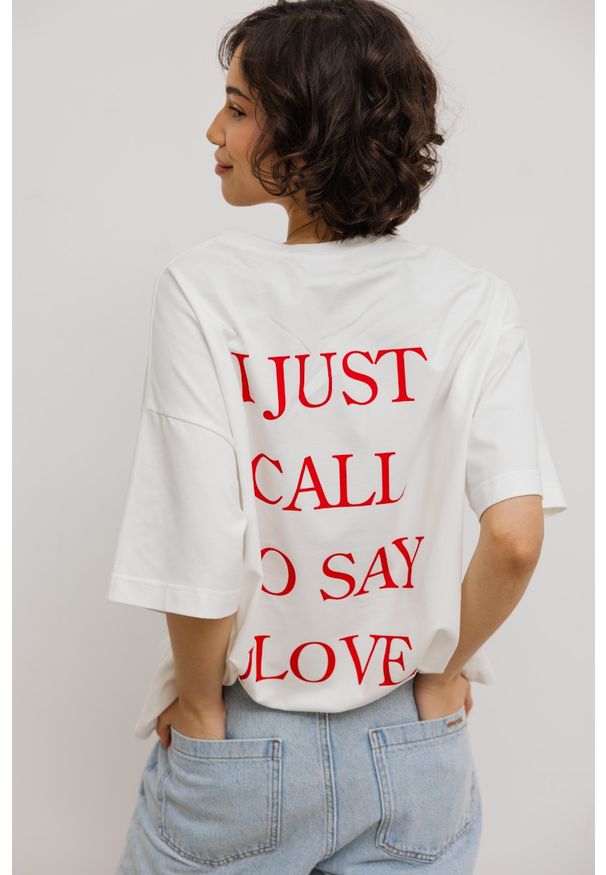 Marsala - T-shirt z NADRUKIEM w kolorze ECRU - EAZY - CALL. Materiał: bawełna, elastan. Wzór: nadruk. Styl: klasyczny