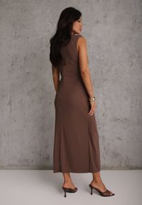 Renee - Brązowa Koktajlowa Sukienka Taliowana z Marszczeniami i Metaliczną Ozdobą Zellnixi. Kolor: brązowy. Wzór: aplikacja. Styl: wizytowy #5