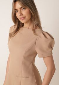 Born2be - Beżowa Elegancka Sukienka o Kroju Bombki Ozdobiona Imitacją Kieszeni Ialane. Okazja: na randkę, na spotkanie biznesowe, do pracy. Kolor: beżowy. Wzór: aplikacja. Typ sukienki: bombki. Styl: elegancki #4
