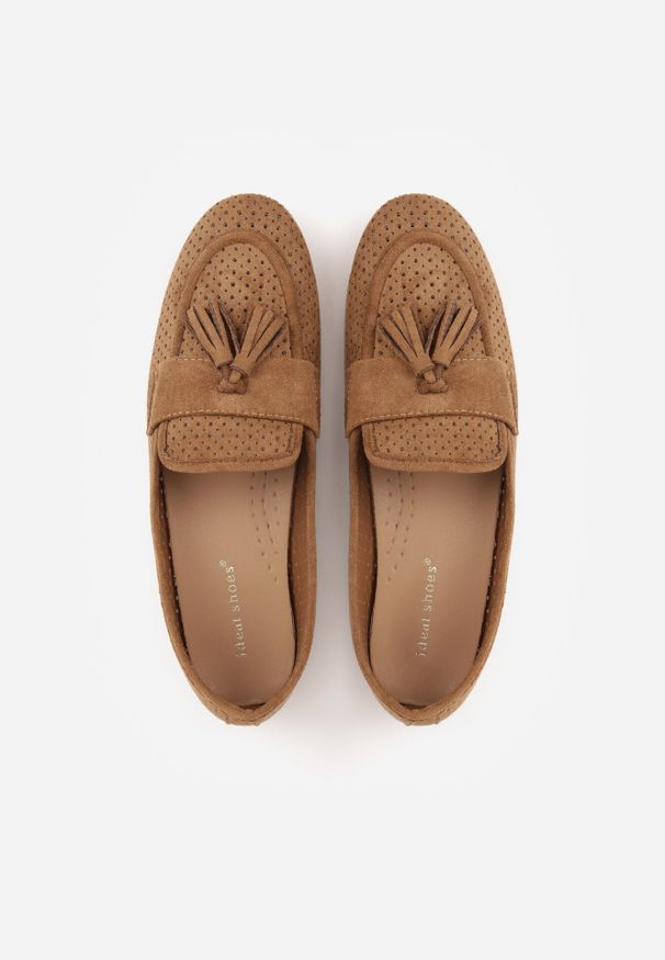 Born2be - Jasnobrązowe Mokasyny z Imitacji Zamszu z Ozdobną Perforacją i Frędzlami Yenone. Okazja: do pracy, na co dzień, na spotkanie biznesowe. Kolor: brązowy. Materiał: zamsz. Styl: biznesowy, klasyczny, casual