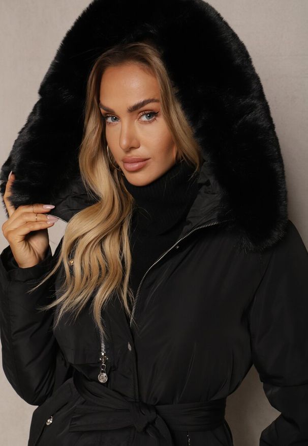 Renee - Czarna Kurtka Wiązana w Pasie z Kapturem i Odpinanym Futerkiem Tintethia. Typ kołnierza: kaptur. Kolor: czarny. Materiał: futro. Styl: elegancki, wizytowy