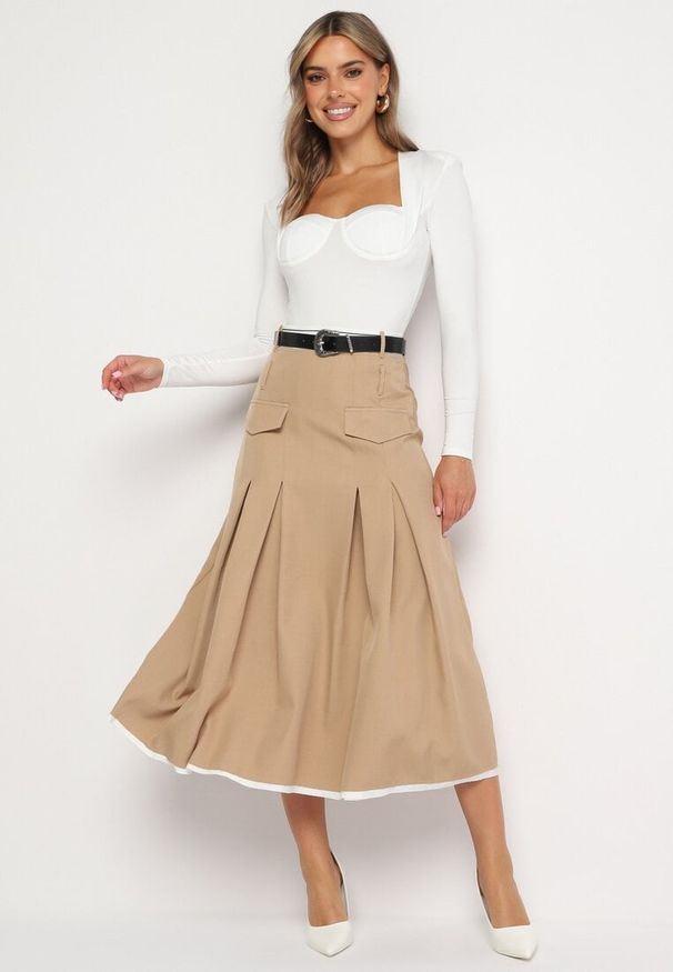 Born2be - Beżowa Plisowana Rozkloszowana Spódnica z Imitacją Kieszeni Paskiem i Gumką w Talii Evisthai. Okazja: na co dzień. Kolor: beżowy. Styl: elegancki, casual