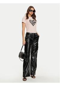 Guess T-Shirt V5RI08 J1314 Różowy Slim Fit. Kolor: różowy. Materiał: bawełna