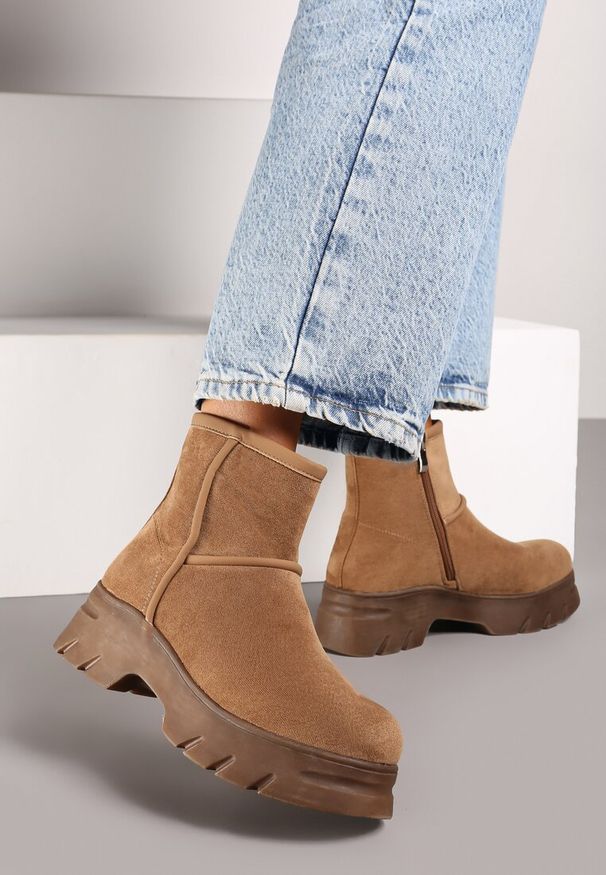 Renee - Brązowe Ekozamszowe Botki na Grubej Podeszwie Cinzina. Okazja: na co dzień. Kolor: brązowy. Materiał: jeans, dzianina. Styl: elegancki, casual