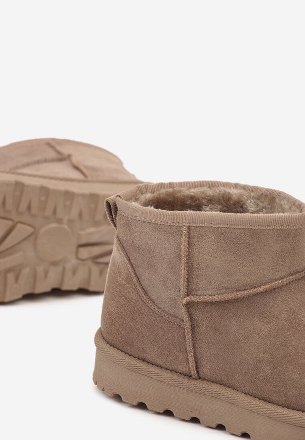 Born2be - Ciemnobeżowe Płaskie Klasyczne Śniegowce z Ociepleniem Emiriellea. Okazja: na co dzień. Kolor: beżowy. Materiał: jeans, puch. Obcas: na płaskiej podeszwie. Styl: klasyczny