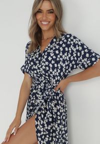 Born2be - Granatowa Sukienka Achanie. Typ kołnierza: dekolt w serek. Kolor: niebieski. Materiał: wiskoza, materiał. Długość rękawa: krótki rękaw. Typ sukienki: asymetryczne, kopertowe. Długość: maxi #5