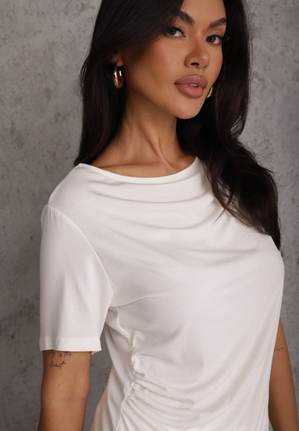 Renee - Biała Asymetryczna Bluzka z Wiskozy z Krótkim Rękawem Zdobiona Marszczeniem Undishi. Okazja: na co dzień. Typ kołnierza: dekolt w łódkę. Kolor: biały. Długość: krótkie. Wzór: aplikacja. Materiał: wiskoza. Długość rękawa: krótki rękaw. Sezon: lato. Styl: casual, klasyczny