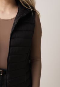 Born2be - Czarna Pikowana Kamizelka Przejściowa z Kapturem Neanissa. Okazja: na co dzień. Typ kołnierza: kaptur. Kolor: czarny. Materiał: jeans. Styl: casual #5