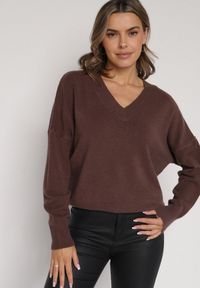 Born2be - Brązowy Sweter z Dekoltem w V z Domieszką Kaszmiru Mariara. Okazja: na co dzień. Typ kołnierza: dekolt w kształcie V. Kolor: brązowy. Materiał: kaszmir. Wzór: bez wzorów. Styl: casual #1