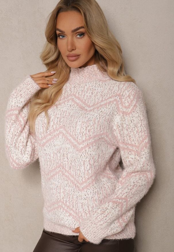 Renee - Jasnoróżowy Wzorzysty Golf z Wełną o Klasycznym Prostym Kroju Mirika. Typ kołnierza: golf. Kolor: różowy. Materiał: wełna. Sezon: zima. Styl: klasyczny
