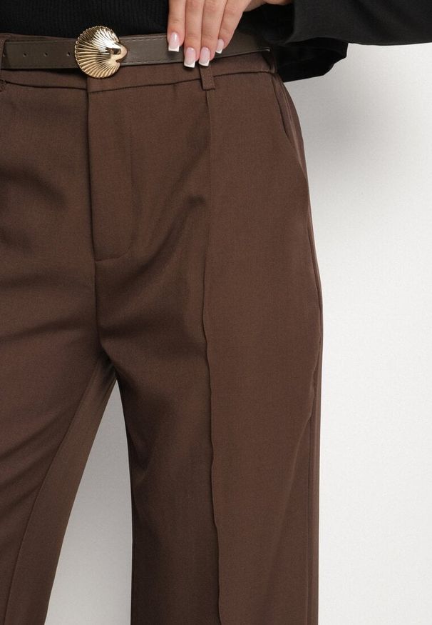 Born2be - Brązowe Garniturowe Spodnie o Szerokim Kroju z Paskiem ze Sprzączką Muszelką Saliavia. Okazja: na co dzień. Kolor: brązowy. Styl: elegancki, casual, klasyczny