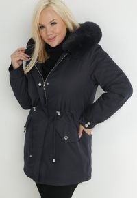 Born2be - Granatowa Kurtka Parka Nylonowa Deseyi. Okazja: na spacer. Kolekcja: plus size. Kolor: niebieski. Materiał: nylon. Sezon: zima. Styl: klasyczny, elegancki