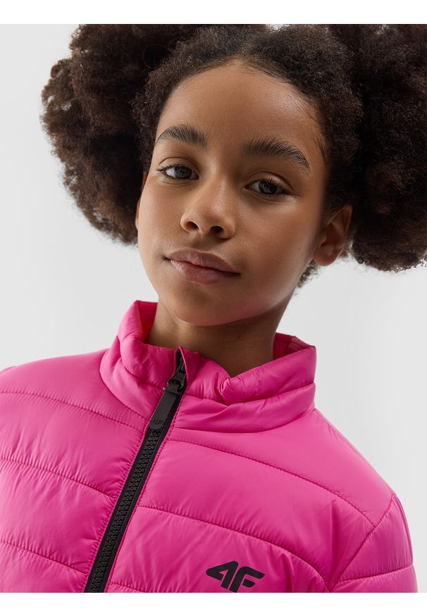 4f - 4F Kurtka puchowa z wypełnieniem z recyklingu dziewczęca - różowa 158 (12-13 lat). Okazja: na co dzień. Typ kołnierza: kołnierzyk stójkowy. Kolor: różowy. Materiał: puch. Długość: długie. Wzór: gładki. Sezon: lato. Styl: casual, klasyczny, sportowy