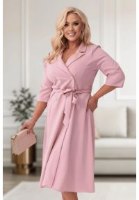 Moda Size Plus Iwanek - Elegancka żakietowa sukienka Marietta w kolorze pudrowego różu XXL OVERSIZE WIOSNA. Okazja: na co dzień, na spotkanie biznesowe. Kolor: różowy. Materiał: tkanina, poliester, elastan, materiał. Sezon: wiosna. Typ sukienki: oversize. Styl: elegancki #1