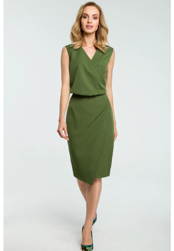 Sukienki.shop - Sukienka elegancka ołówkowa do pracy kopertowy dekolt zielona. Okazja: do pracy. Typ kołnierza: dekolt kopertowy. Kolor: czarny, zielony, różowy. Sezon: wiosna, lato. Typ sukienki: kopertowe, ołówkowe. Styl: elegancki