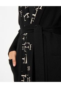 Elisabetta Franchi - ELISABETTA FRANCHI - Czarny płaszcz z logo. Kolor: czarny. Materiał: żakard #4