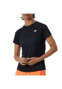 Koszulka New Balance WT21262BK - czarna. Kolor: czarny. Materiał: materiał, poliester. Długość rękawa: krótki rękaw. Długość: krótkie. Sezon: lato. Sport: fitness