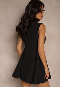Renee - Czarna Sukienka o Rozkloszowanym Kroju z Guzikami Tallisca. Kolor: czarny. Styl: klasyczny, elegancki #5