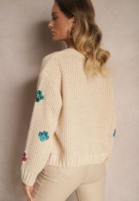 Renee - Beżowy Sweter z Wiskozą Zdobiony Cekinowymi Aplikacjami z Kwiatami Edalora. Okazja: na co dzień. Kolor: beżowy. Materiał: wiskoza. Długość rękawa: długi rękaw. Długość: długie. Wzór: aplikacja, kwiaty. Styl: klasyczny, elegancki, casual