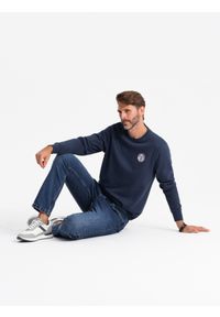 Ombre Clothing - Nierozpinana męska dresowa bluza z naszywką w stylu college – granatowa V2 - Rozmiar: M. Okazja: na uczelnię, na co dzień. Kolor: niebieski. Materiał: dresówka. Wzór: aplikacja. Styl: sportowy, casual, elegancki #8