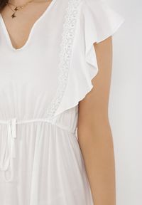 Born2be - Biała Sukienka Cileis. Typ kołnierza: kołnierz z falbankami. Kolor: biały. Materiał: wiskoza, koronka. Długość rękawa: krótki rękaw. Wzór: geometria. Długość: maxi #3