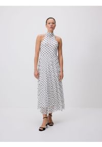 Reserved - Plisowana sukienka z wiązaniem - biały. Kolor: biały. Materiał: dzianina