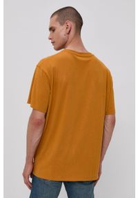 Wrangler - T-shirt bawełniany. Okazja: na co dzień. Kolor: żółty. Materiał: bawełna. Wzór: nadruk. Styl: casual