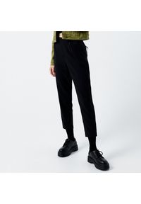 Cropp - Spodnie z łańcuszkiem - Czarny. Kolor: czarny #1