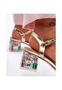 Damskie Sandały Na Obcasie Z Kryształkami Złote S.Barski MR1037-01 złoty. Zapięcie: pasek. Kolor: złoty. Materiał: skóra, tworzywo sztuczne. Wzór: aplikacja. Obcas: na obcasie. Wysokość obcasa: średni #2