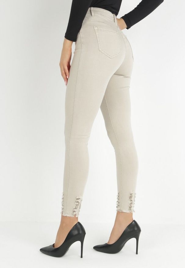 Born2be - Jasnobeżowe Jeansy Skinny z Postrzępioną Nogawką Chiteli. Kolor: beżowy