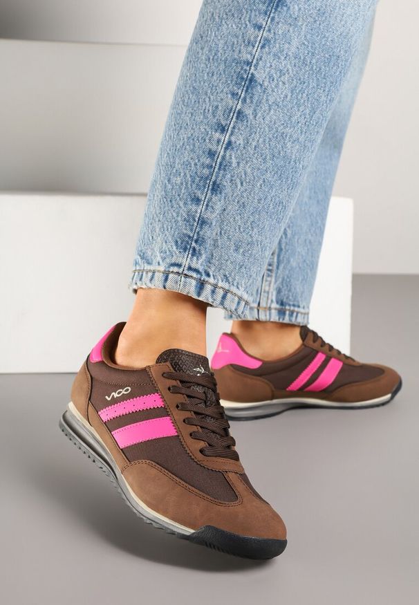 Born2be - Brązowe Sneakersy z Ozdobnymi Paskami na Nieregularnej Podeszwie Kolarina. Okazja: na co dzień. Zapięcie: pasek. Kolor: brązowy. Materiał: jeans. Wzór: paski