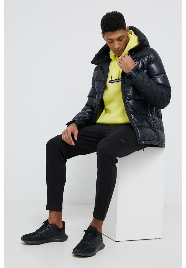 Peak Performance Bluza męska kolor żółty z kapturem z aplikacją. Typ kołnierza: kaptur. Kolor: żółty. Materiał: dzianina, bawełna. Długość rękawa: raglanowy rękaw. Wzór: aplikacja