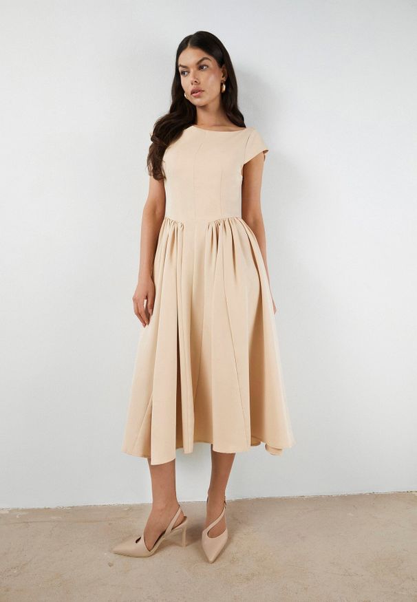 Born2be - Beżowa Rozkloszowana Sukienka Vices z Dekoltem Typu Łódka Milasena. Okazja: na co dzień. Kolor: beżowy. Materiał: jeans. Wzór: aplikacja. Typ sukienki: rozkloszowane. Styl: casual