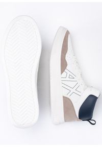 Armani Exchange - Sneakersy męskie białe ARMANI EXCHANGE XUZ040 XV601 S030. Okazja: na co dzień, na spacer, do pracy. Kolor: biały. Sport: turystyka piesza
