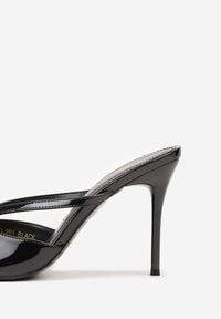 Renee - Czarne Klapki na Szpilce z Paskami Klamerką i Lakierowanym Połyskiem Urneiros. Kolor: czarny. Materiał: lakier. Wzór: aplikacja. Obcas: na szpilce. Styl: elegancki #6