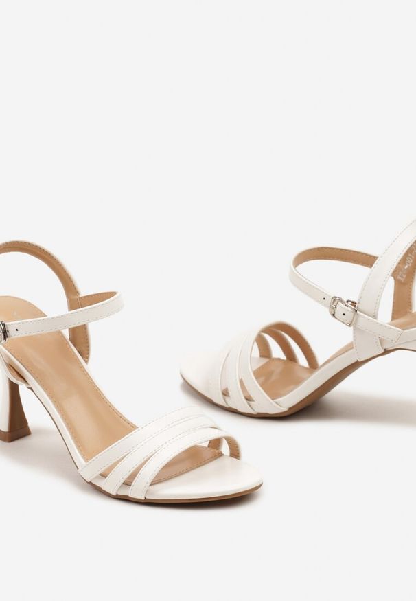 Born2be - Białe Sandały z Imitacji Skóry na Szpilce Zapinane Wokół Kostki Oloetti. Okazja: na co dzień. Zapięcie: sprzączka. Kolor: biały. Materiał: skóra. Obcas: na szpilce. Styl: elegancki, casual, wizytowy
