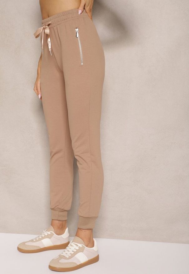Renee - Ciemnobeżowe Spodnie Dresowe z Bawełny o Kroju Jogger High Waist Cherisa. Okazja: na co dzień. Stan: podwyższony. Kolor: beżowy. Materiał: dresówka, bawełna. Styl: casual, elegancki