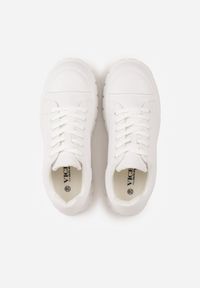 Born2be - Białe Sneakersy VICES na Grubej Tłoczonej Podeszwie z Perforacją Diomerine. Okazja: na co dzień. Kolor: biały. Materiał: dzianina, dresówka #4