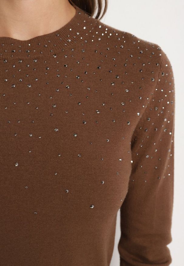 Born2be - Brązowy Sweter z Wiskozą o Prostym Kroju Zdobiony Cyrkoniami Edaritha. Okazja: na co dzień. Kolor: brązowy. Materiał: wiskoza. Długość rękawa: długi rękaw. Długość: długie. Wzór: aplikacja. Styl: klasyczny, casual