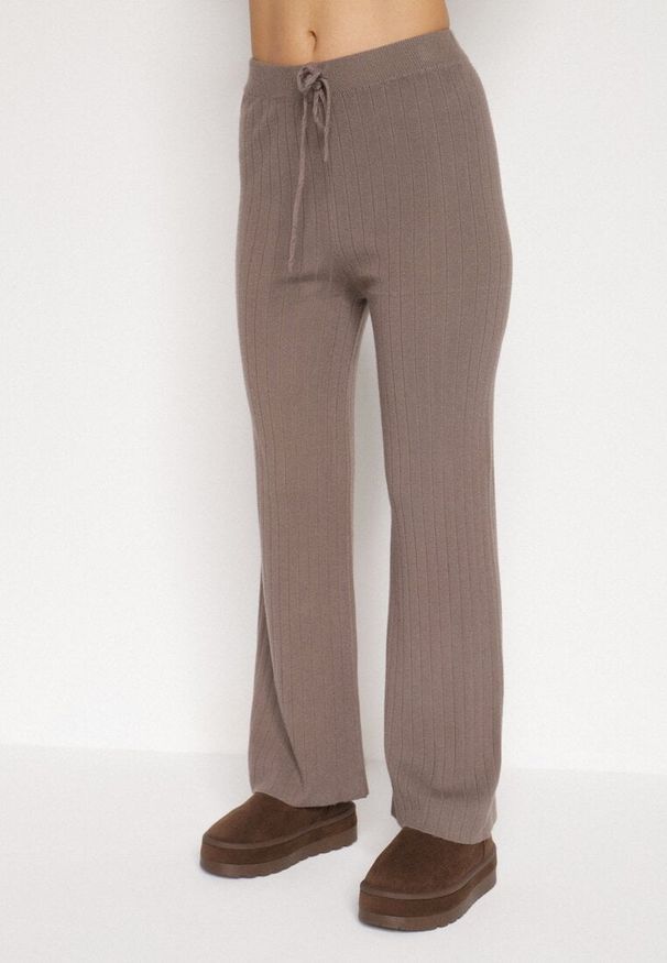 Born2be - Ciemnobeżowy Prążkowany Komplet Dzianinowy z Bawełną Sweter z Półgolfem i Spodnie Elweda. Kolor: beżowy. Materiał: prążkowany, bawełna, dzianina