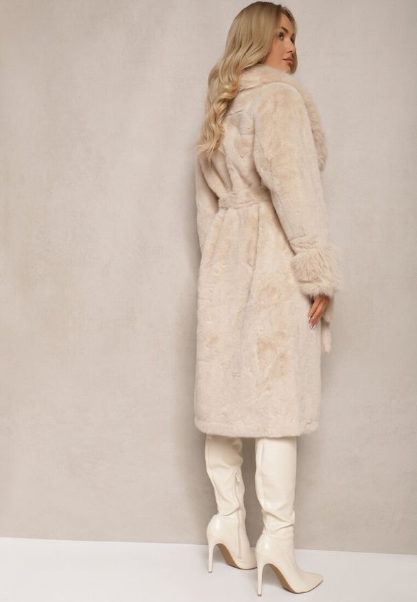 Renee - Beżowy Futrzany Płaszcz z Wiązanym Paskiem Ozdobnym Kołnierzem i Mankietami Viaressa. Okazja: na co dzień. Kolor: beżowy. Materiał: futro. Długość rękawa: długi rękaw. Długość: długie. Styl: rockowy, casual, elegancki