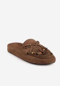 Renee - Ciemnobrązowe Klapki VICES Mule Ozdobione Frędzlami Koralikami i Kokardą Eathelena. Okazja: na plażę. Kolor: brązowy. Wzór: aplikacja. Sezon: lato #7