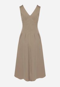 Born2be - Jasnozielona Sukienka o Rozkloszowanym Kroju z Dekoltem w Serek Alifia. Okazja: na co dzień, na spacer, na imprezę. Typ kołnierza: dekolt w serek. Kolor: zielony. Długość rękawa: bez rękawów. Typ sukienki: rozkloszowane, proste. Styl: klasyczny, casual #4