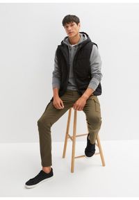 bonprix - Kamizelka pikowana z kapturem z detalami z imitacji skóry. Typ kołnierza: kaptur. Kolor: czarny. Materiał: skóra #2