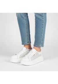 Sneakersy damskie Armodo, cholewka ze skóry naturalnej perforowana konstrukcja zapewniająca przewiewność klasyczne sznurowanie, białe, DS-777. Zapięcie: sznurówki. Kolor: biały. Materiał: skóra. Szerokość cholewki: normalna. Wzór: ażurowy. Styl: klasyczny #1