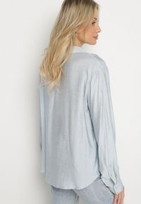 Born2be - Jasnoniebieska Koszula Oversize z Rękawami z Możliwością Podpięcia Sorria. Okazja: na co dzień. Kolor: niebieski. Materiał: jeans. Długość rękawa: długi rękaw. Długość: długie. Styl: klasyczny, casual, elegancki #4